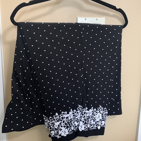 Avenue elastic waist Sz 28 Capri pants. Black wire dots. Floral border. So cute - Picture 3 of 7